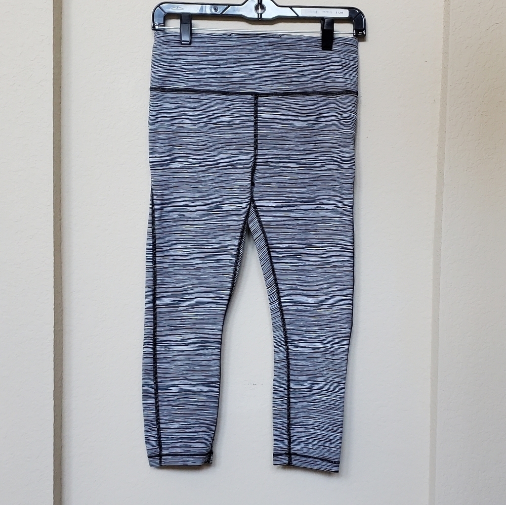 Athleta Leggings with small side pocket. Size S